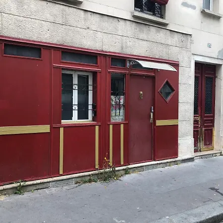 Red Guesthouse: Parisian Patio Retreat In The 17th * Paris