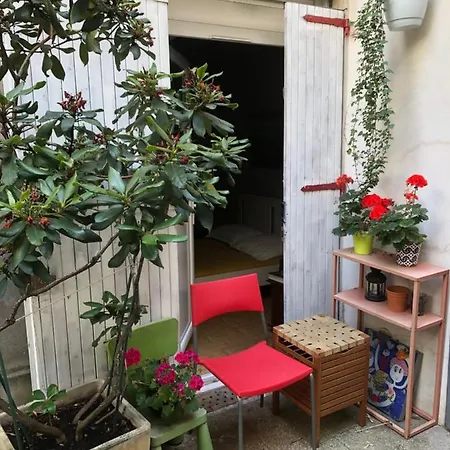 Red Guesthouse: Parisian Patio Retreat In The 17th *
