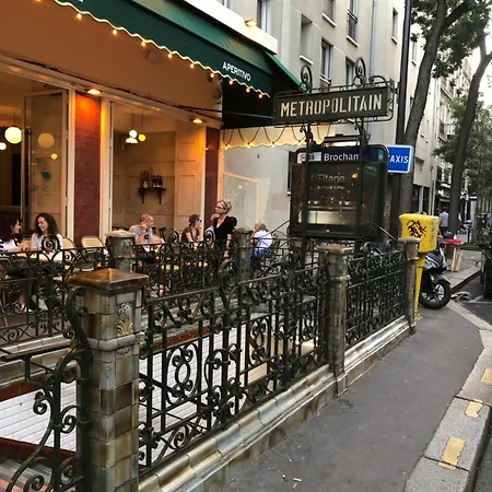 Complet De 40 M2 Pour 2-3-4 Personnes-rez De Chaussee Sur Rue Et Patio Prive - Sejour,cuisine,sdb,chambre Lit Double - 2 Canapes Lits Depliants-entree Cote Rue Berzelius-4 M A Pied Du Metro Brochant Lig13- Bus 31,54,74 Ers Sites Touristiq *