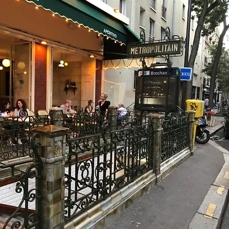 Red Guesthouse: Parisian Patio Retreat In The 17th *