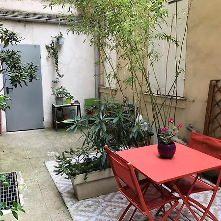 Apartment Red Guesthouse: Parisian Patio Retreat In The 17th Paris