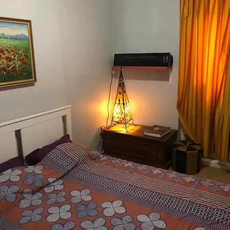 Red Guesthouse: Parisian Patio Retreat In The 17th Paris
