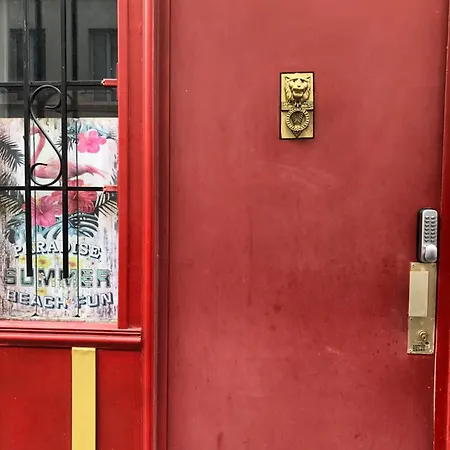 Red Guesthouse: Parisian Patio Retreat In The 17th * Paris