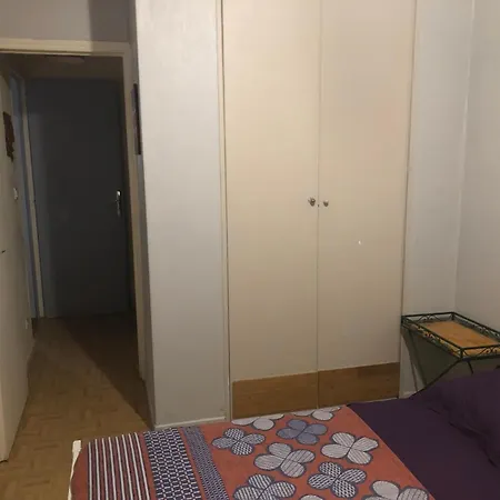 Daire Familial Pour 1 A 5 Personnes De 42m2-rez De Chaussee-vues Sur Rue Et Patio Prive Ombrage - Sejour,chambre Separee,cuisine,salle De Bain,lit Double Et 2 Canapes Lits Depliant - Entree Cote Rue Berzelius-5 Minutes Du Metro Brocante ,bus 31, *