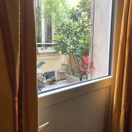 Apartmán Complet De 40 M2 Pour 2-3-4 Personnes-rez De Chaussee Sur Rue Et Patio Prive - Sejour,cuisine,sdb,chambre Lit Double - 2 Canapes Lits Depliants-entree Cote Rue Berzelius-4 M A Pied Du Metro Brochant Lig13- Bus 31,54,74 Ers Sites Touristiq *