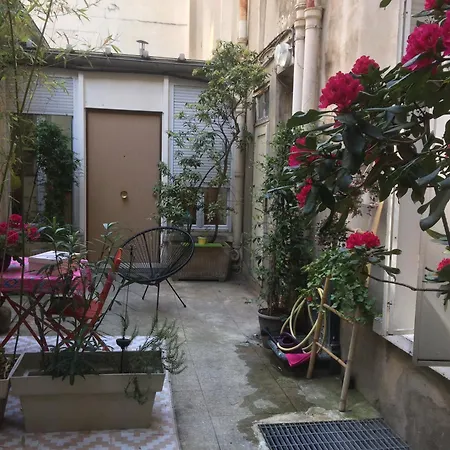 Apartment Red Guesthouse: Parisian Patio Retreat In The 17th *