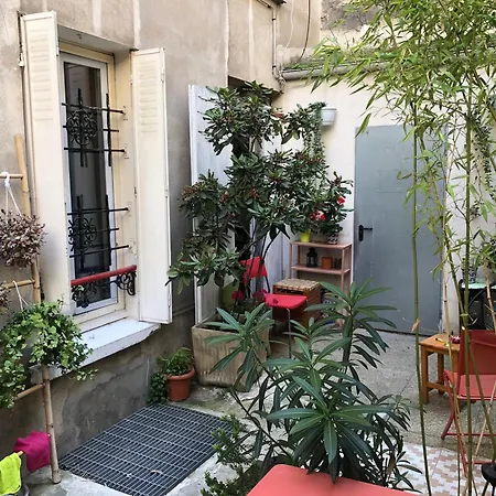Red Guesthouse: Parisian Patio Retreat In The 17th Apartment Paris
