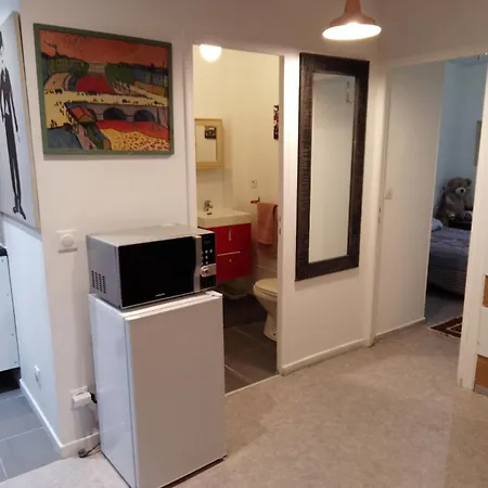Red Guesthouse: Parisian Patio Retreat In The 17th Apartment Paris