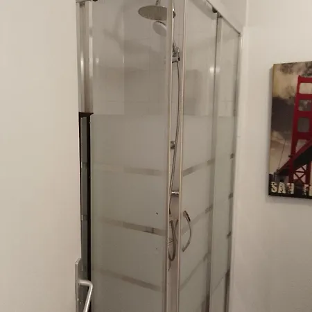 Familial Pour 1 A 5 Personnes De 42m2-rez De Chaussee-vues Sur Rue Et Patio Prive Ombrage - Sejour,chambre Separee,cuisine,salle De Bain,lit Double Et 2 Canapes Lits Depliant - Entree Cote Rue Berzelius-5 Minutes Du Metro Brocante ,bus 31,