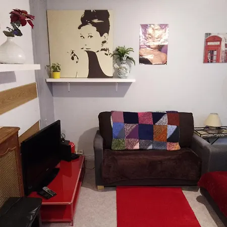 Red Guesthouse: Parisian Patio Retreat In The 17th * Paris