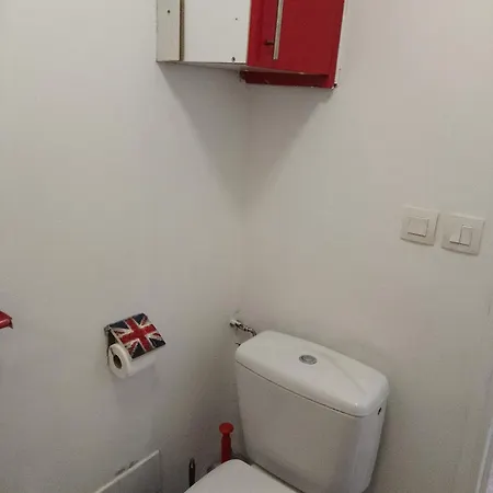 Apartament Familial Pour 1 A 5 Personnes De 42m2-rez De Chaussee-vues Sur Rue Et Patio Prive Ombrage - Sejour,chambre Separee,cuisine,salle De Bain,lit Double Et 2 Canapes Lits Depliant - Entree Cote Rue Berzelius-5 Minutes Du Metro Brocante ,bus 31, Paryż