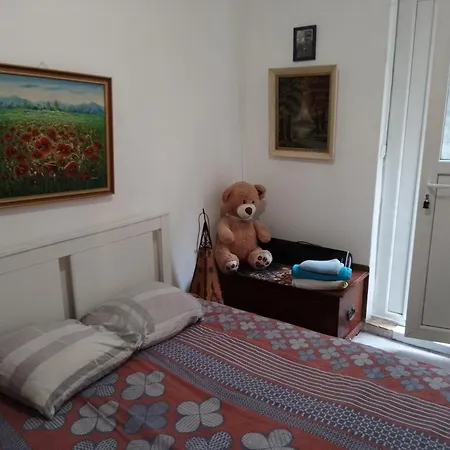 Red Guesthouse: Parisian Patio Retreat In The 17th Paris