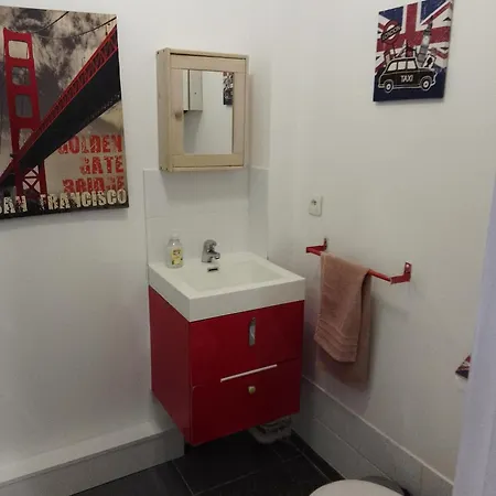 Red Guesthouse: Parisian Patio Retreat In The 17th