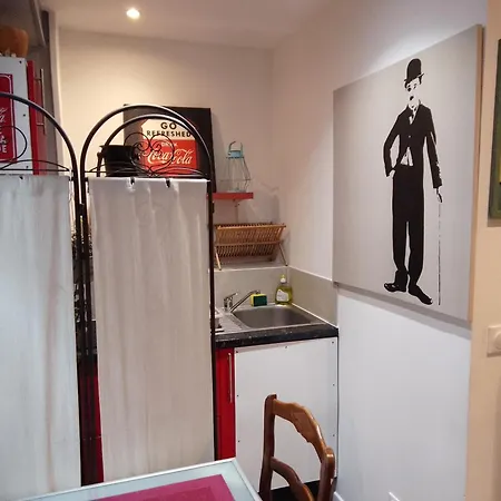 Apartment Red Guesthouse: Parisian Patio Retreat In The 17th Paris