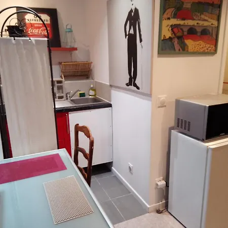 Red Guesthouse: Parisian Patio Retreat In The 17th Apartment