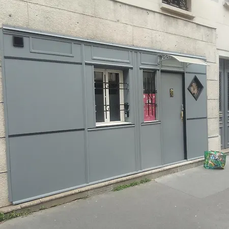Familial Pour 1 A 5 Personnes De 42m2-rez De Chaussee-vues Sur Rue Et Patio Prive Ombrage - Sejour,chambre Separee,cuisine,salle De Bain,lit Double Et 2 Canapes Lits Depliant - Entree Cote Rue Berzelius-5 Minutes Du Metro Brocante ,bus 31,