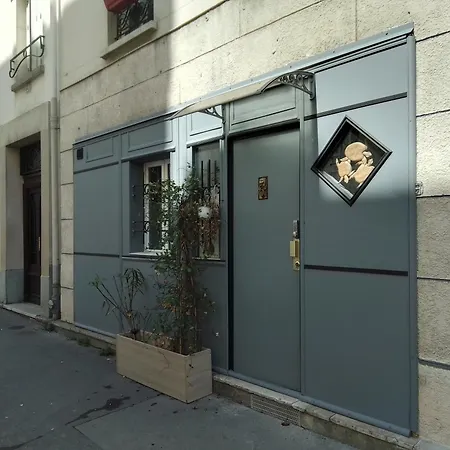 Red Guesthouse: Parisian Patio Retreat In The 17th Paris