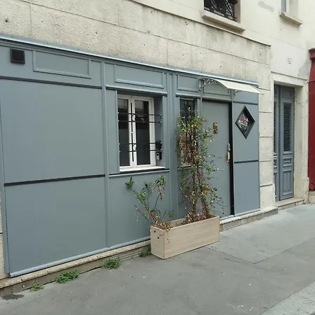 Familial Pour 1 A 5 Personnes De 42m2-rez De Chaussee-vues Sur Rue Et Patio Prive Ombrage - Sejour,chambre Separee,cuisine,salle De Bain,lit Double Et 2 Canapes Lits Depliant - Entree Cote Rue Berzelius-5 Minutes Du Metro Brocante ,bus 31, *