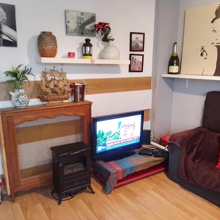 Apartmán Complet De 40 M2 Pour 2-3-4 Personnes-rez De Chaussee Sur Rue Et Patio Prive - Sejour,cuisine,sdb,chambre Lit Double - 2 Canapes Lits Depliants-entree Cote Rue Berzelius-4 M A Pied Du Metro Brochant Lig13- Bus 31,54,74 Ers Sites Touristiq