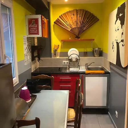 Complet De 40 M2 Pour 2-3-4 Personnes-rez De Chaussee Sur Rue Et Patio Prive - Sejour,cuisine,sdb,chambre Lit Double - 2 Canapes Lits Depliants-entree Cote Rue Berzelius-4 M A Pied Du Metro Brochant Lig13- Bus 31,54,74 Ers Sites Touristiq Apartmán *