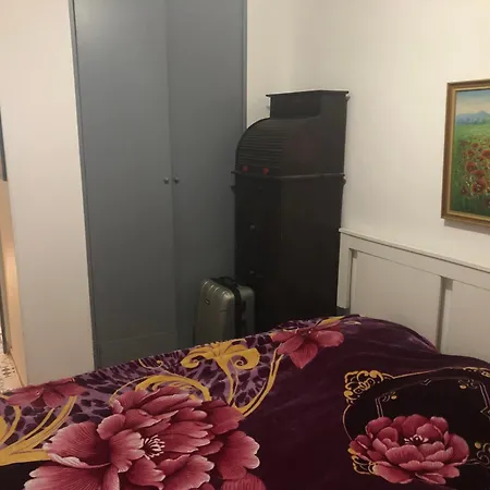 Apartmán Complet De 40 M2 Pour 2-3-4 Personnes-rez De Chaussee Sur Rue Et Patio Prive - Sejour,cuisine,sdb,chambre Lit Double - 2 Canapes Lits Depliants-entree Cote Rue Berzelius-4 M A Pied Du Metro Brochant Lig13- Bus 31,54,74 Ers Sites Touristiq