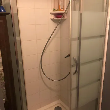 Complet De 40 M2 Pour 2-3-4 Personnes-rez De Chaussee Sur Rue Et Patio Prive - Sejour,cuisine,sdb,chambre Lit Double - 2 Canapes Lits Depliants-entree Cote Rue Berzelius-4 M A Pied Du Metro Brochant Lig13- Bus 31,54,74 Ers Sites Touristiq * Paříž