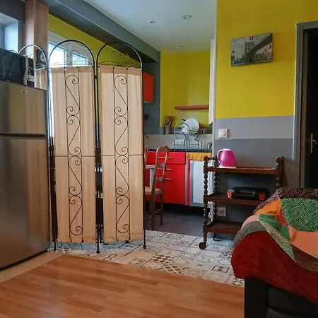 Apartmán 40 M2 Pour 2,3,4,5 Personnes-rez De Chaussee Sur Rue Et Patio-sejour,cuisine,sdb,chambre Avec Lit Double-2 Canapes Lit Japonais Et Matelas Gonflable-entree Cote Rue Berzelius-4 M Du Metro Brochant Lig13- Bus 31,54,74 Ers Sites Touristiques