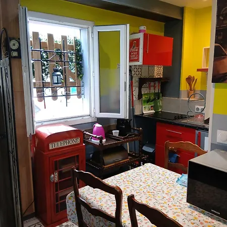 Apartment 40 M2 Pour 1,2,3 Personnes-rez De Chaussee Sur Rue Et Patio-sejour,cuisine,sdb,chambre Avec Lit Double-2 Canapes Lit Japonais Et Matelas Gonflable-entree Cote Rue Berzelius-4 M Du Metro Brochant Lig13- Bus 31,54,74 Ers Sites Touristiques Paris