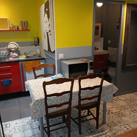 Apartment 40 M2 Pour 1,2,3 Personnes-rez De Chaussee Sur Rue Et Patio-sejour,cuisine,sdb,chambre Avec Lit Double-2 Canapes Lit Japonais Et Matelas Gonflable-entree Cote Rue Berzelius-4 M Du Metro Brochant Lig13- Bus 31,54,74 Ers Sites Touristiques *